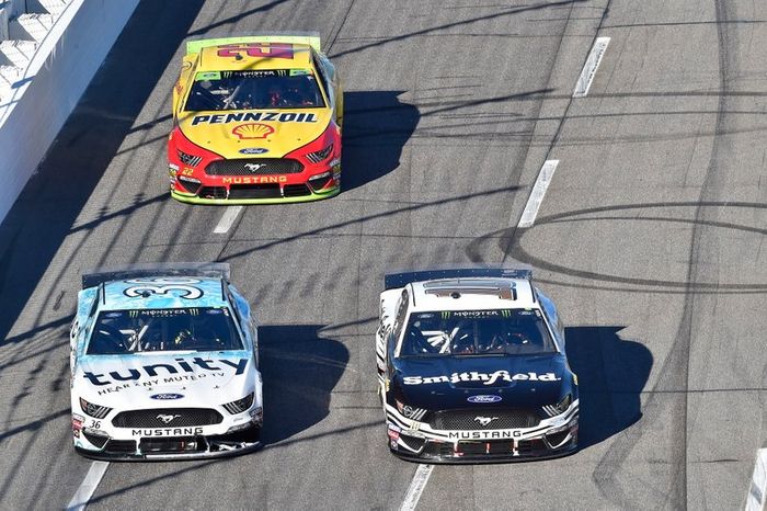 Aric Almirola, Stewart-Haas Racing, Ford Mustang Smithfield, David Ragan, Front Row Motorsports, Ford Mustang MDS Transport, Joey Logano, Team Penske, Ford Mustang Shell Pennzoil