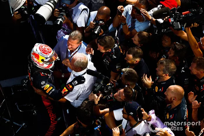 Max Verstappen, Red Bull Racing, 1ª posición, lo celebra con su equipo a su llegada al Parc Ferme