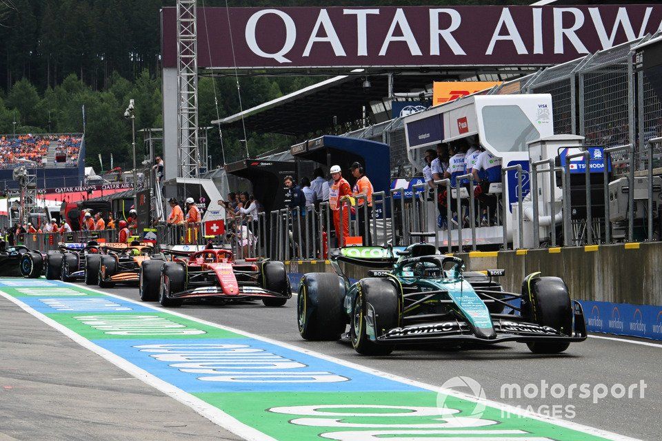 Lance Stroll, Aston Martin AMR24, Carlos Sainz, Ferrari SF-24, Lando Norris, McLaren MCL38, en la cola para salir de boxes.