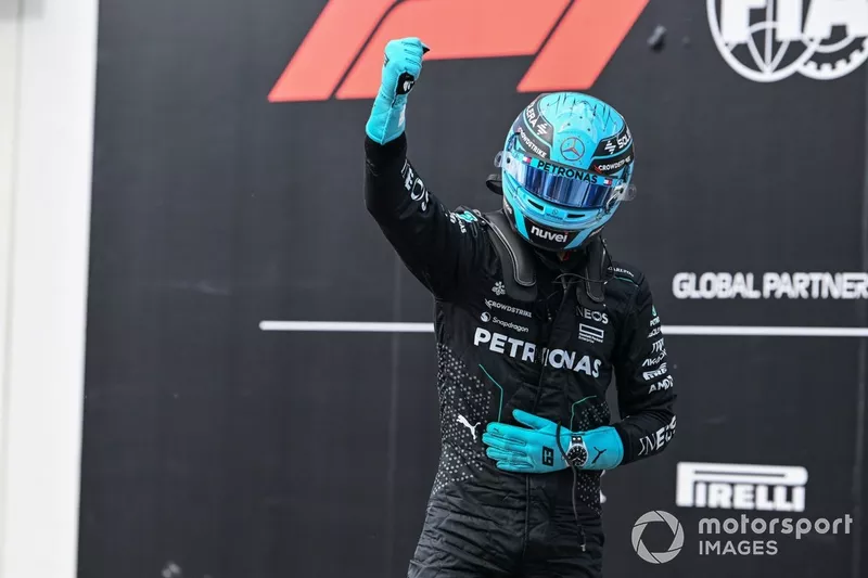 George Russell, de l'écurie Mercedes-AMG F1 Team, fête son arrivée au Parc Ferme.