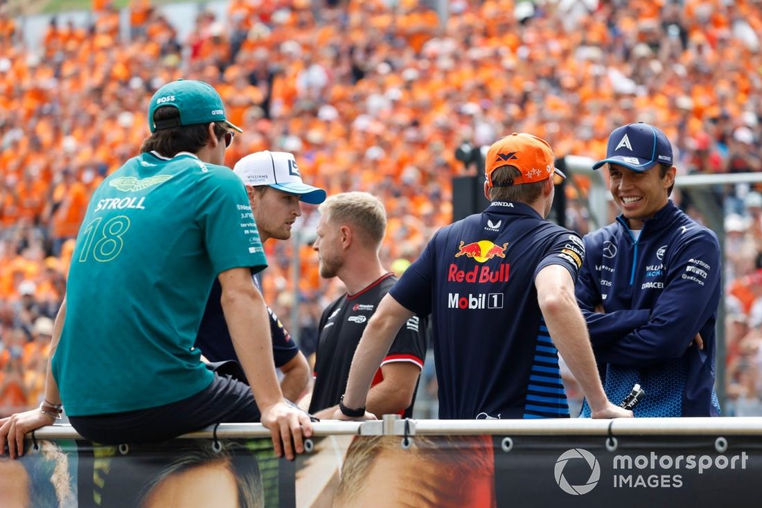 Lance Stroll, Aston Martin F1 Team, rozmawia z Alexem Albonem, Williams Racing, Max Verstappen, Red Bull Racing