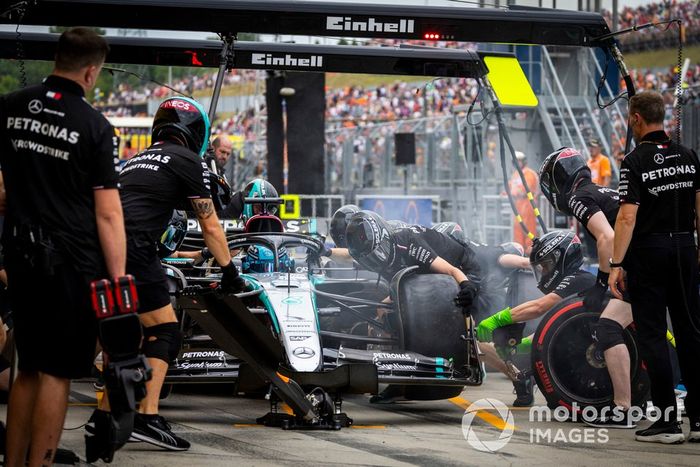 George Russell, Mercedes F1 W15, en boxes