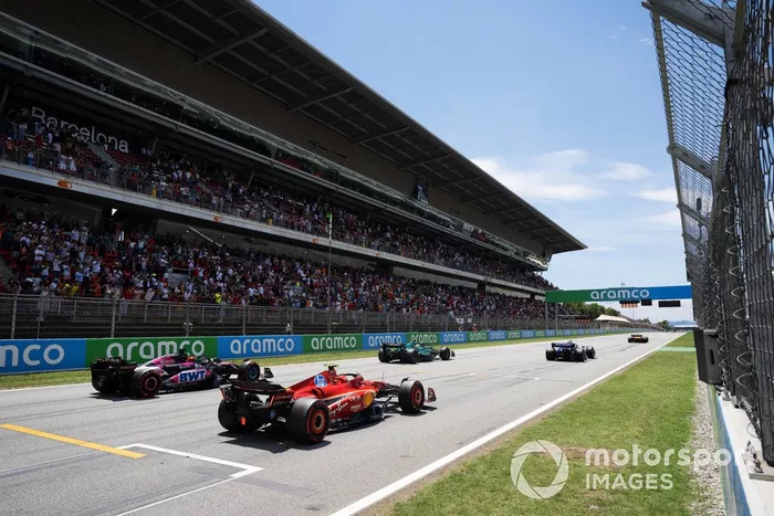 Fernando Alonso, Aston Martin AMR24, Esteban Ocon, Alpine A524, Carlos Sainz, Ferrari SF-24, practican sus procedimientos de salida de carrera al final de la FP3.