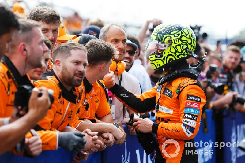 Lando Norris, McLaren F1 Team, 2ème position, fête avec son équipe au Parc Ferme
