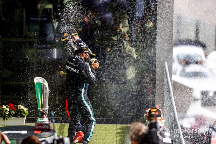 Podio: ganador Lewis Hamilton, Mercedes-AMG F1, tercer lugar Max Verstappen, Red Bull Racing