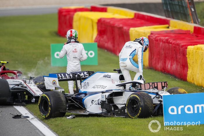 George Russell, Williams FW43 e Antonio Giovinazzi, Alfa Romeo Racing C39, scendono dalle loro auto dopo l'incidente