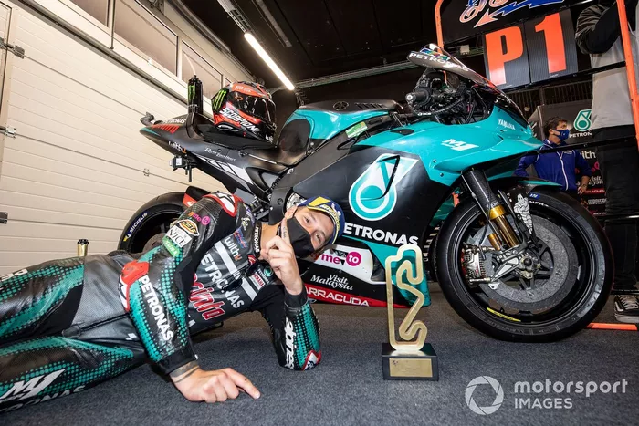 Ganador Fabio Quartararo, Petronas Yamaha SRT con el trofeo
