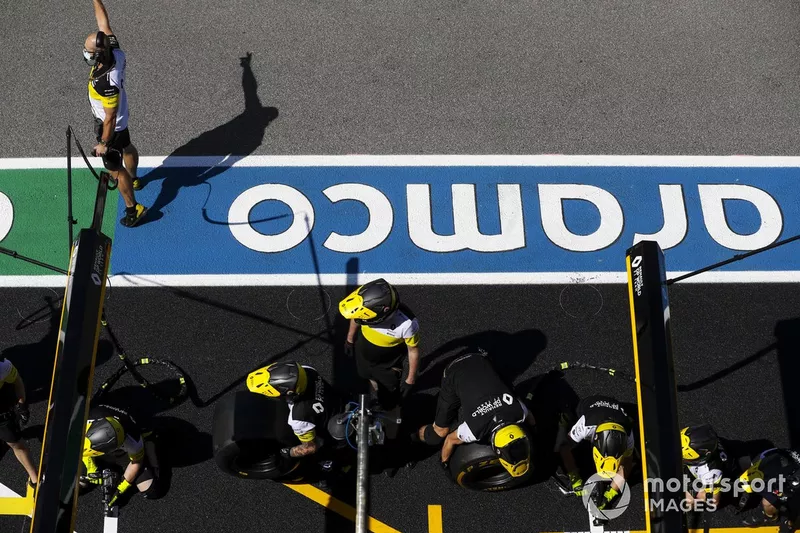 La squadra Renault ai box in pit lane