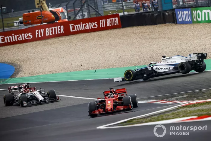 Sebastian Vettel, Ferrari SF1000, pasa a Kimi Raikkonen, Alfa Romeo Racing C39, y a George Russell, Williams FW43