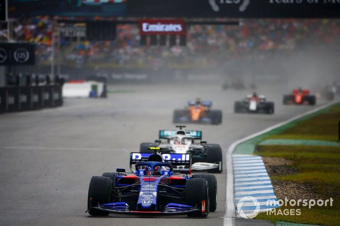 Alexander Albon, Toro Rosso STR14, lidera Lewis Hamilton, Mercedes AMG F1 W10