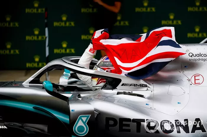 En su carrera como local, protagonizó un duelo emocionantísimo con Bottas, que el finlandés se llevó hasta que un Safety Car provocado por Giovinazzi permitió a Lewis hacer una parada 'gratis' y volver a pista delante de su compañero