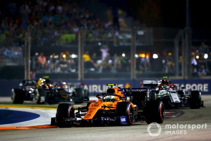 Lando Norris, McLaren MCL34, Antonio Giovinazzi, Alfa Romeo Racing C38, y Kevin Magnussen, Haas F1 Team VF-19, al inicio