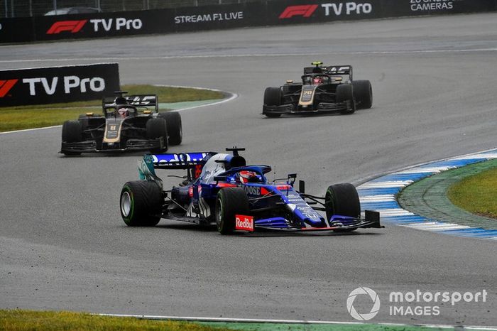 Daniil Kvyat, Toro Rosso STR14, lidera Romain Grosjean, Haas F1 Team VF-19, y Kevin Magnussen, Haas F1 Team VF-19