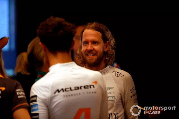 Sebastian Vettel, Aston Martin, habla con Lando Norris, McLaren