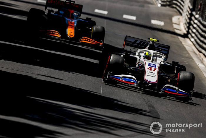Mick Schumacher, Haas VF-21, Daniel Ricciardo, McLaren MCL35M