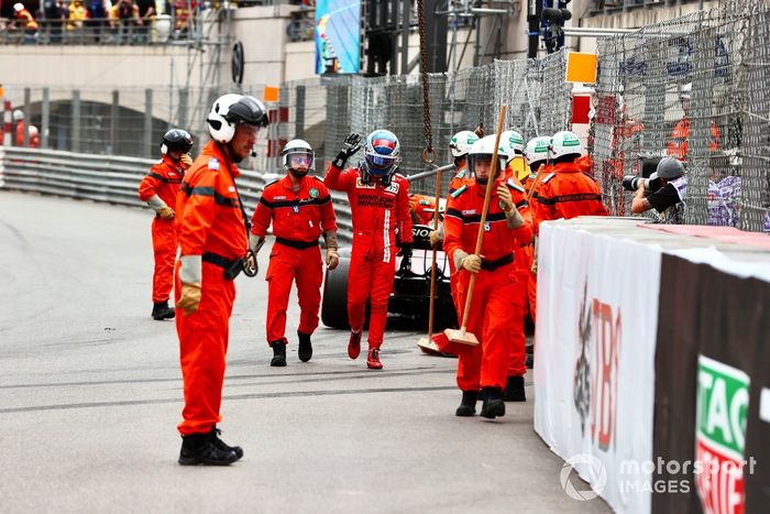 Comisarios con Charles Leclerc, Ferrari, tras su accidente
