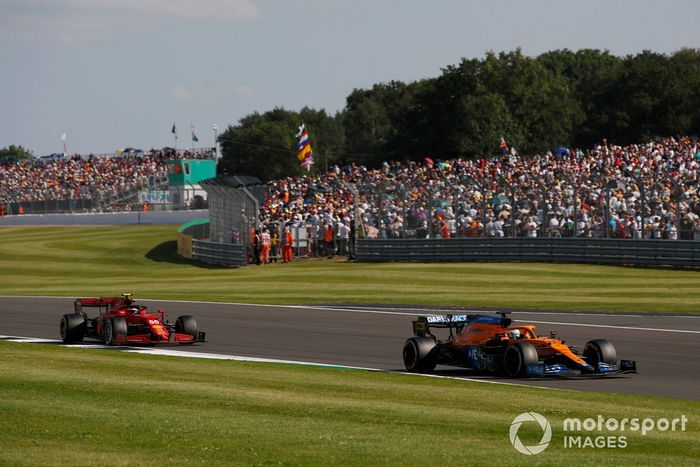 Daniel Ricciardo, McLaren MCL35M, Carlos Sainz Jr., Ferrari SF21
