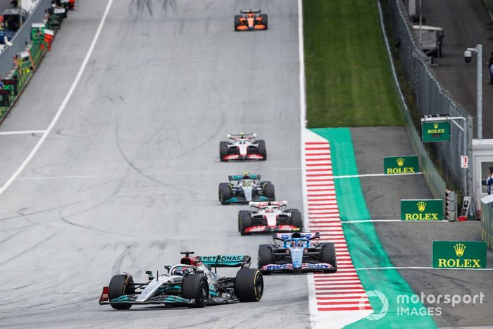 George Russell, Mercedes W13, Esteban Ocon, Alpine A522, Kevin Magnussen, Haas VF-22