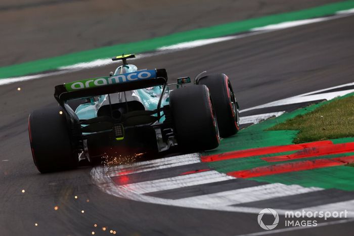 Sebastian Vettel, Aston Martin AMR22, echa chispas