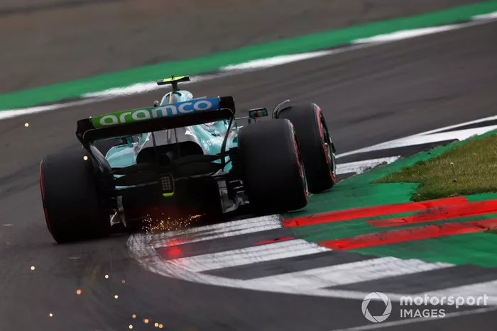 Sebastian Vettel, Aston Martin AMR22, echa chispas