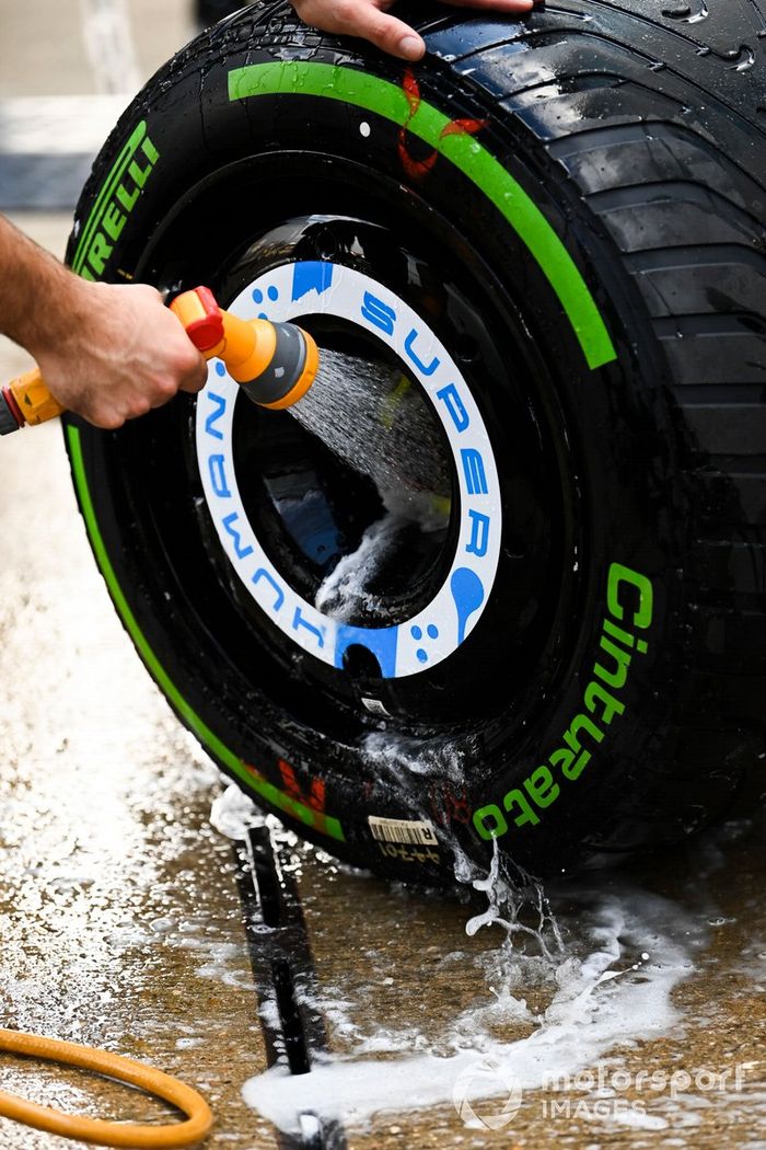 Limpieza de neumáticos intermedios en el pit lane