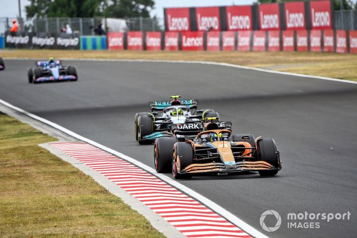 Lando Norris, McLaren MCL36, Lewis Hamilton, Mercedes W13