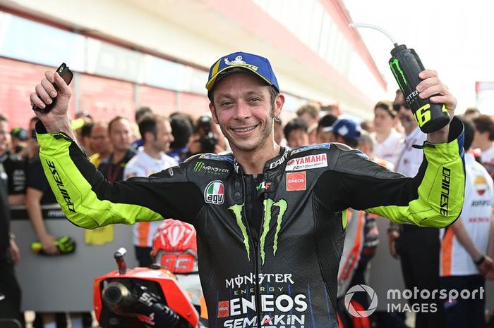 Segundo lugar Valentino Rossi, Yamaha Factory Racing celebra en parc ferme