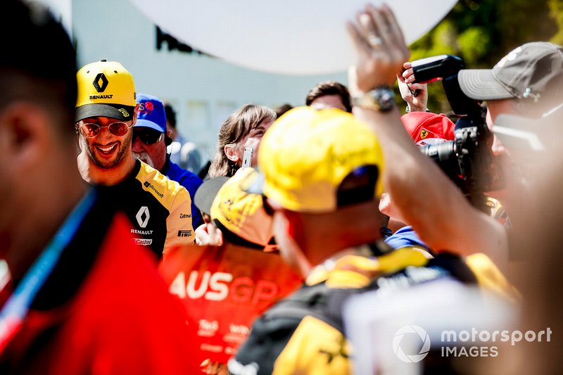 Daniel Ricciardo, Renault F1 Team, firma autografi ai tifosi