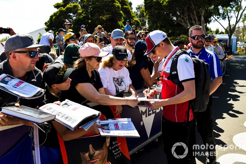 Kimi Raikkonen, Alfa Romeo Racing, firma autografi ai tifosi
