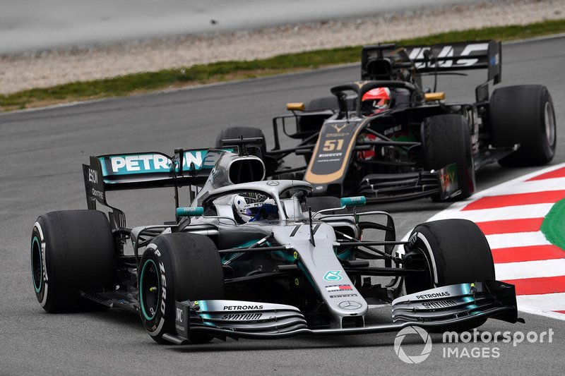Valtteri Bottas, Mercedes-AMG F1 W10 y Pietro Fittipaldi, Haas F1 Team VF-19
