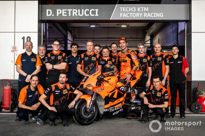 Danilo Petrucci, KTM Tech3, Iker Lecuona, KTM Tech3 con el equipo