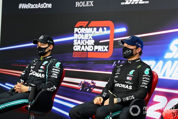 George Russell, Mercedes-AMG F1, Valtteri Bottas, Mercedes-AMG F1, en la conferencia de prensa 