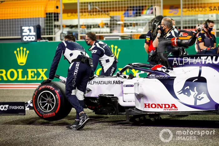 Daniil Kvyat, AlphaTauri AT01, arriva sulla griglia