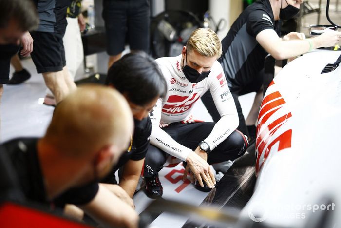 Mick Schumacher, Haas F1, se arrodilla junto a su coche