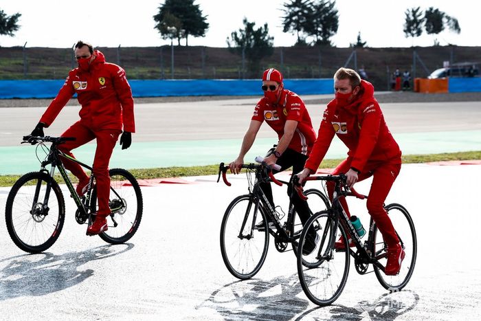 Sebastian Vettel, Ferrari, recorre la pista en bici