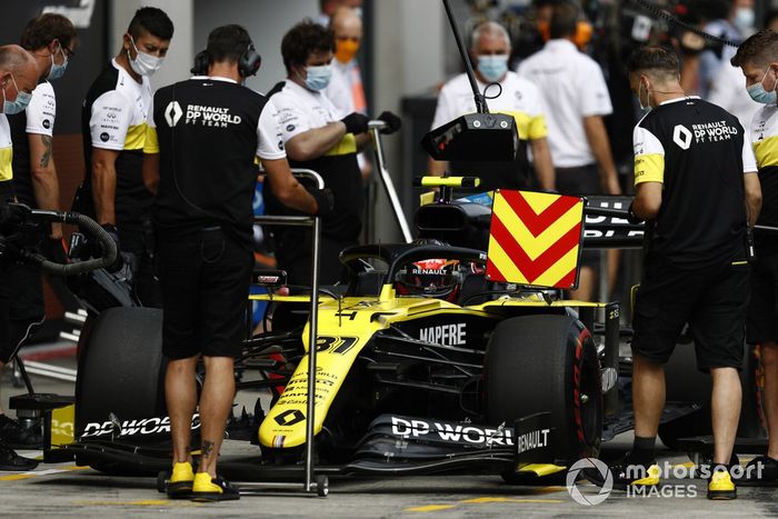 Esteban Ocon, Renault F1 Team R.S.20, en pits