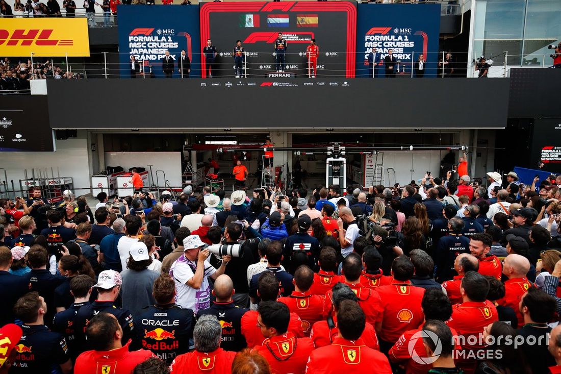 Sergio Pérez, Red Bull Racing, 2ª posición, Max Verstappen, Red Bull Racing, 1ª posición, Carlos Sainz, Scuderia Ferrari, 3ª posición, en el podio.