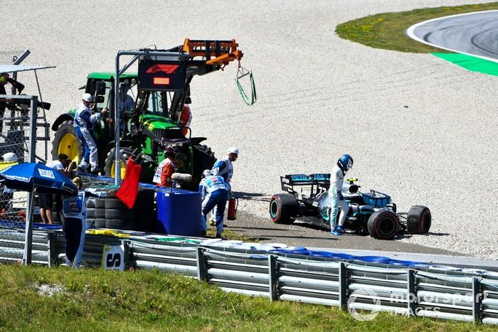 Valtteri Bottas, Mercedes AMG F1, se baja de su coche dañado tras un accidente en la segunda sesión de entrenamientos