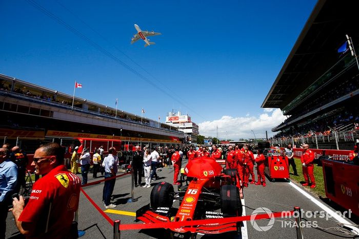 El coche de Charles Leclerc, Ferrari SF90, en la parrilla como un Emirates Airbus A380 sobrevuela
