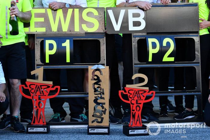 Los dos trofeos de Mercedes