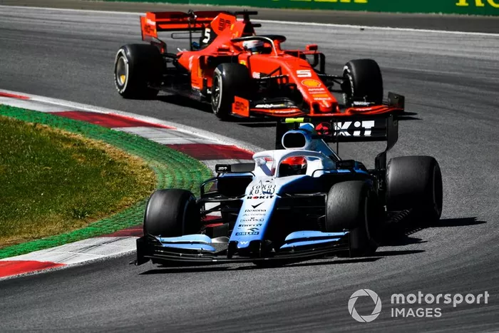 Robert Kubica, Williams FW42, precede Sebastian Vettel, Ferrari SF90