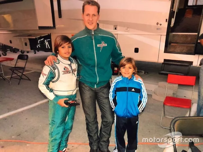 Irmãos Fittipaldi ao lado de Michael Schumacher