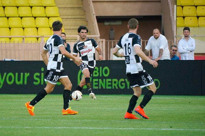 Carlos Sainz durante el partido benéfico en Mónaco