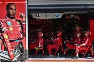 Ferrari's team mechanics follow the race in the pit during the Italian Formula One Grand Prix at the Autodromo Nazionale Monza circuit, in Monza, northern Italy, on September 7, 2025. (Photo by Marco BERTORELLO / POOL / AFP) (Photo by MARCO BERTORELLO/POO