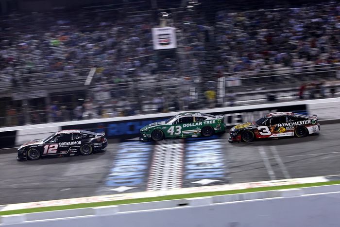 Ryan Blaney, Team Penske Ford, Erik Jones, LEGACY MOTOR CLUB Toyota, Austin Dillon, Richard Childress Racing Chevrolet