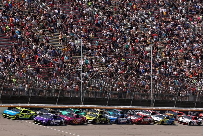 Ryan Blaney, Team Penske Ford, Denny Hamlin, Joe Gibbs Racing Toyota