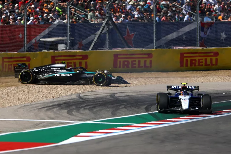Andrea Kimi Antonelli, Mercedes, Carlos Sainz, accident de Williams