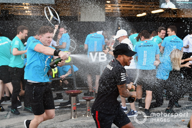 Lewis Hamilton, Mercedes AMG F1, festeggia con il team e lo champagne