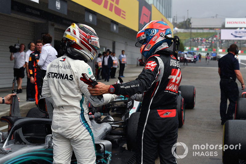 Lewis Hamilton, Mercedes AMG F1 y Romain Grosjean, Haas F1 Team, celebran en parc ferme