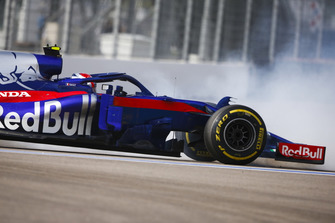 Pierre Gasly, Scuderia Toro Rosso STR13, suffers a spin